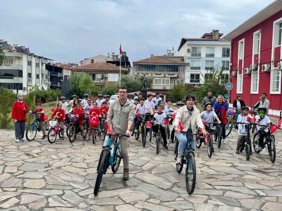 Bozdoğan’da çocuklar ’Cumhuriyet’ için pedalladı - Foto 2