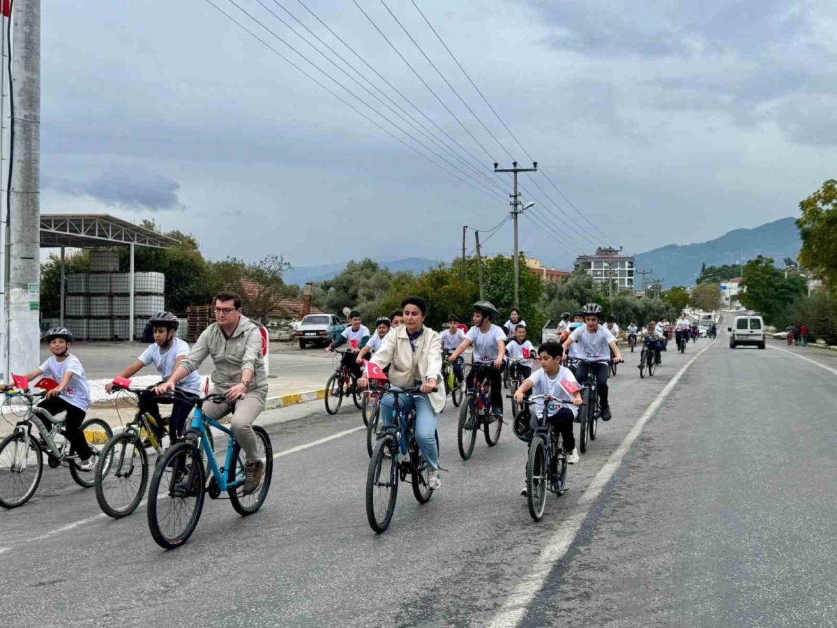 Bozdoğan’da çocuklar ’Cumhuriyet’ için pedalladı - Foto 3