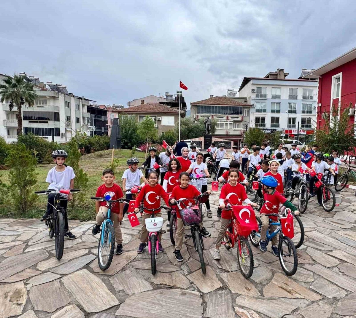 Bozdoğan’da çocuklar ’Cumhuriyet’ için pedalladı - Foto 7