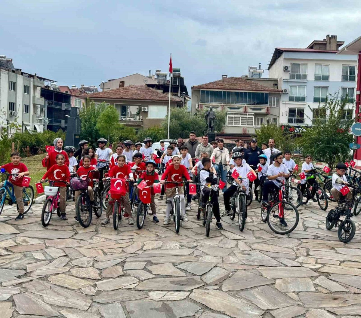 Bozdoğan’da çocuklar ’Cumhuriyet’ için pedalladı