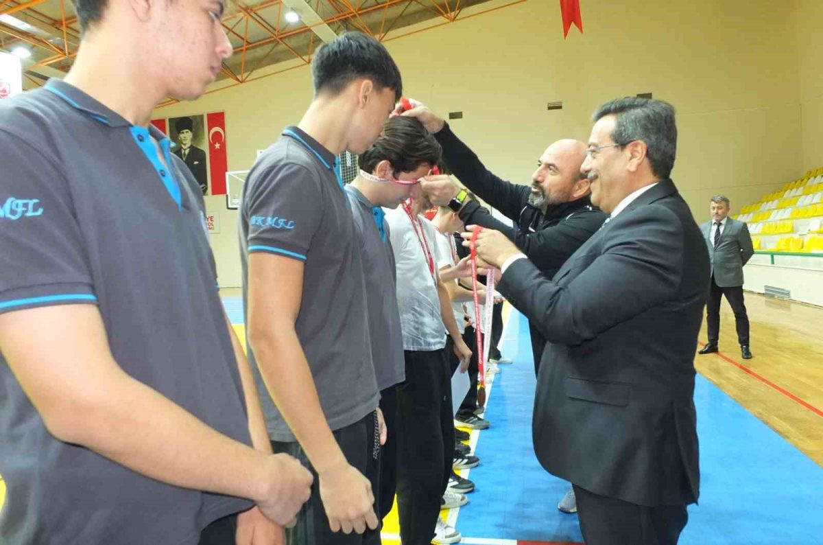 Burhaniye’de Cumhuriyet Kupası Turnuvası ödülleri sahiplerini buldu - Foto 2