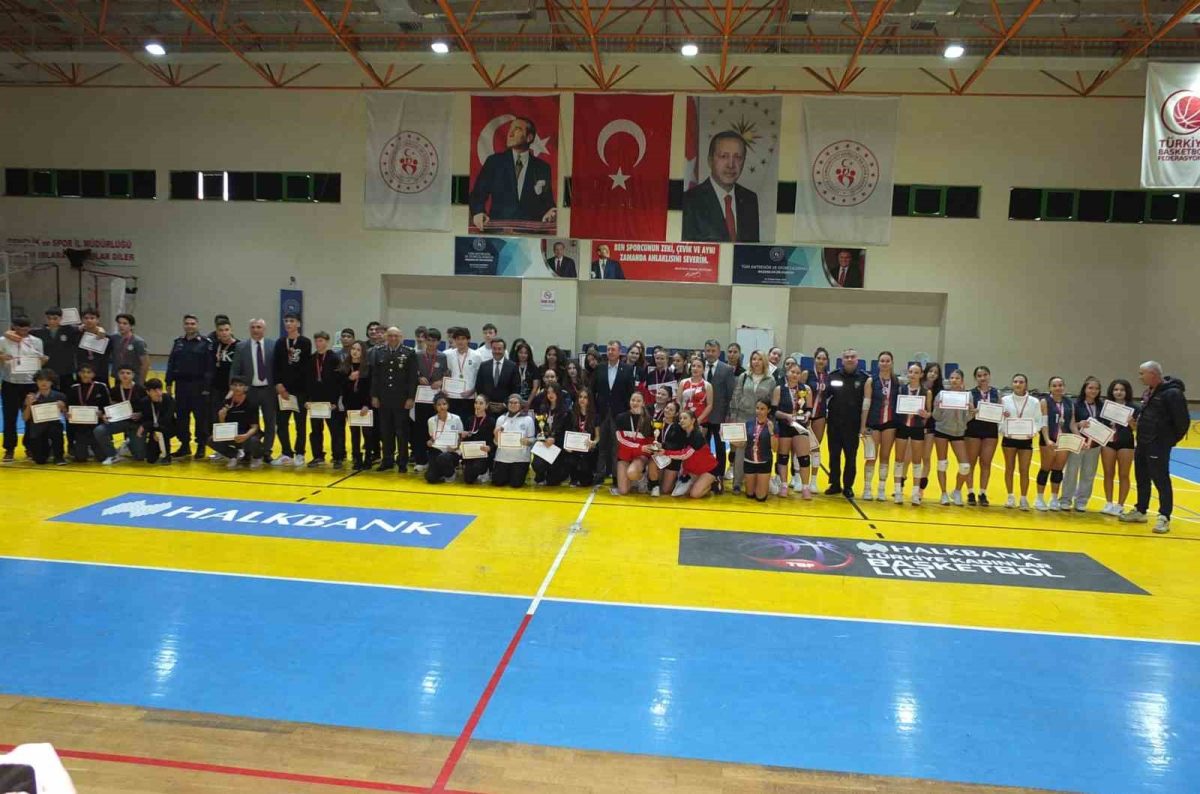 Burhaniye’de Cumhuriyet Kupası Turnuvası ödülleri sahiplerini buldu - Foto 3