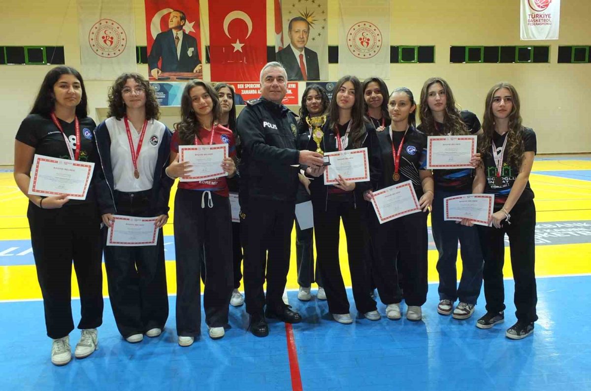 Burhaniye’de Cumhuriyet Kupası Turnuvası ödülleri sahiplerini buldu - Foto 5