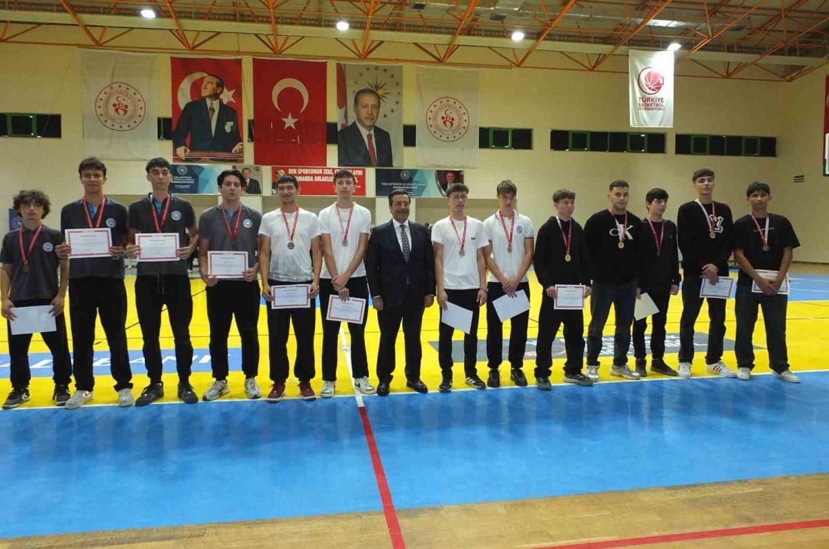Burhaniye’de Cumhuriyet Kupası Turnuvası ödülleri sahiplerini buldu