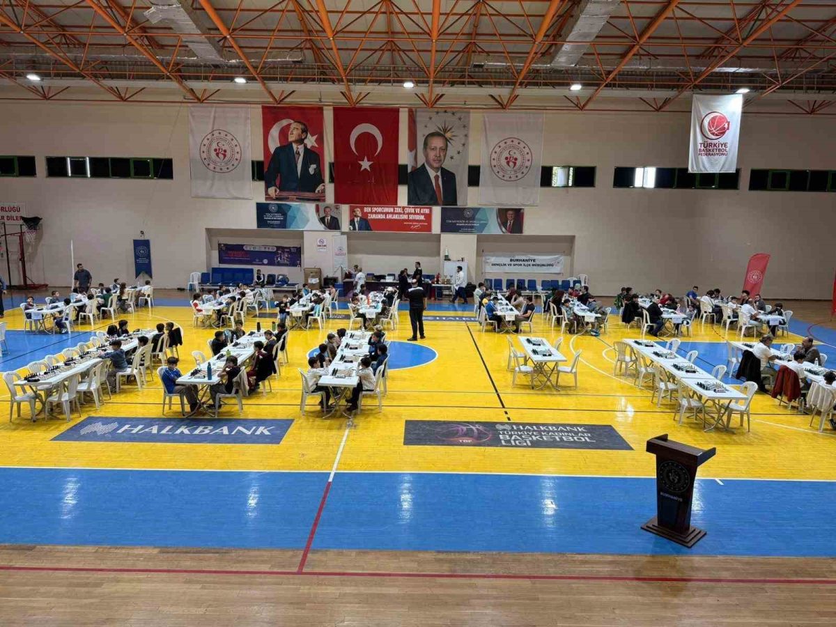 Burhaniye’de Satranç Turnuvasında dereceye girenler ödüllendirildi