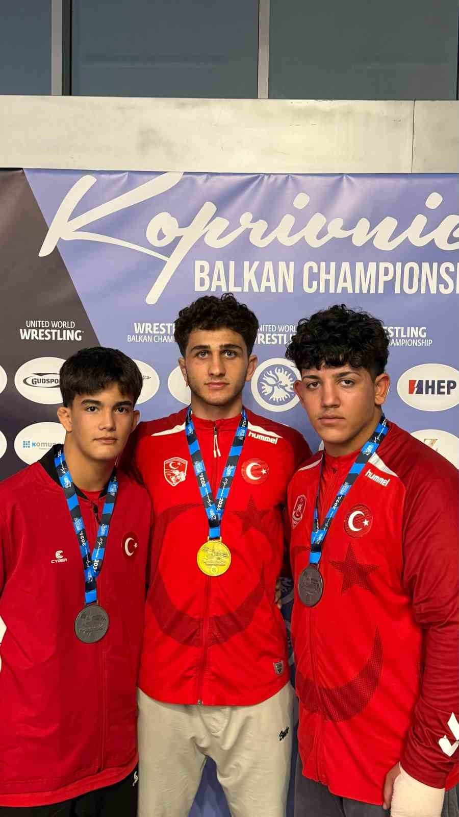 Büyükşehir Belediyesporlu güreşçilerden 3 madalya