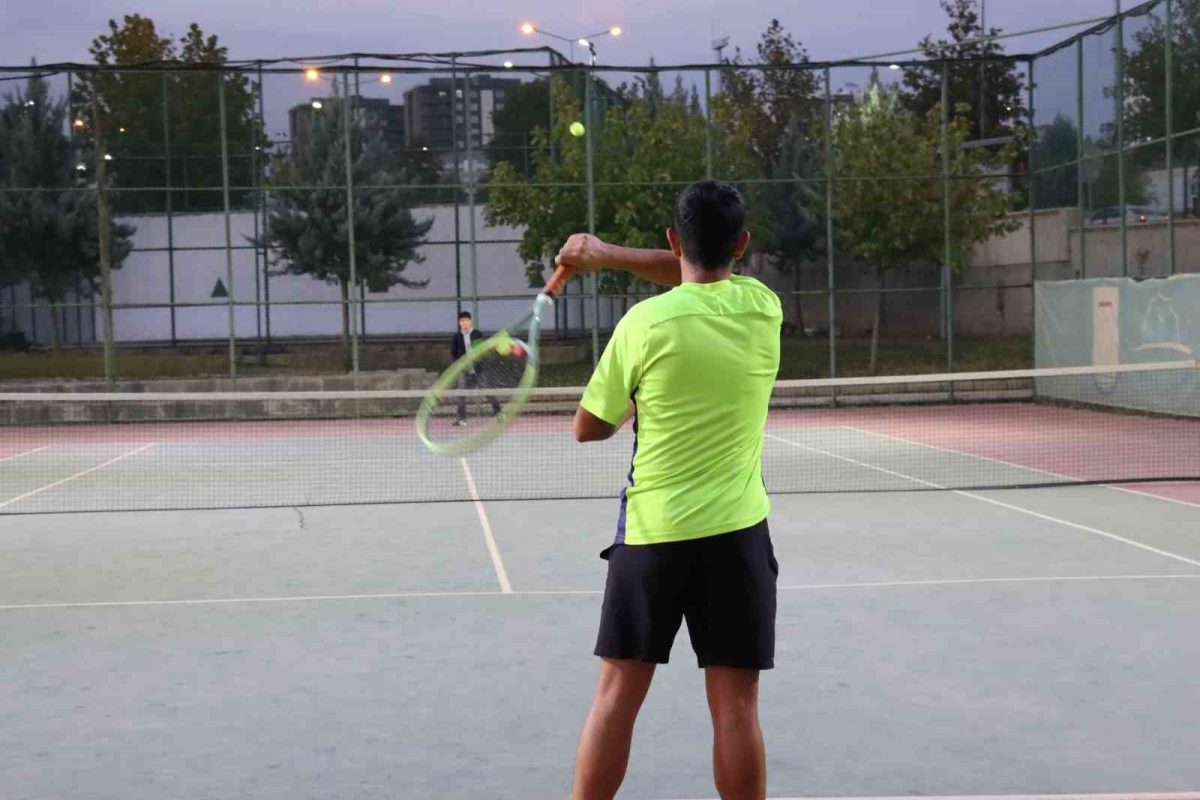 Cumhuriyet Bayramı Tenis Turnuvası başladı