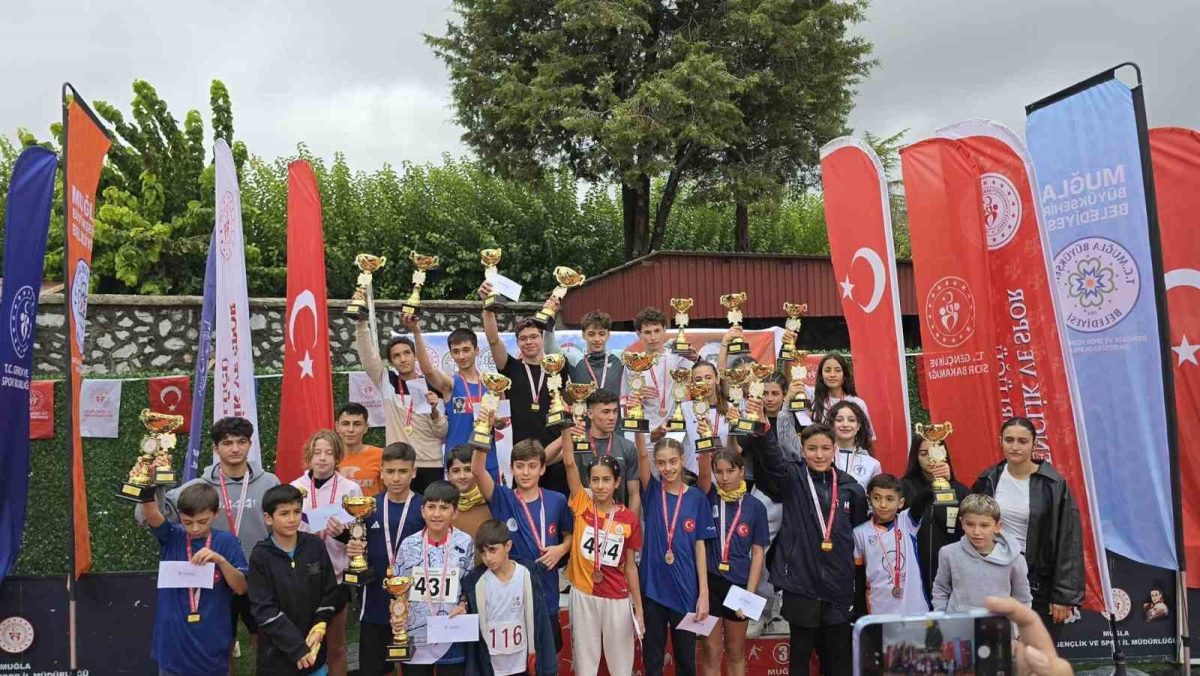 Cumhuriyet koşusunda dereceye girenler ödüllerini aldı