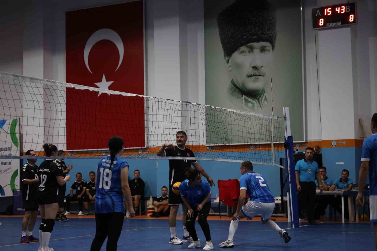 Cumhuriyet Kupası’nda büyükşehir personeli sahada buluştu - Foto 2