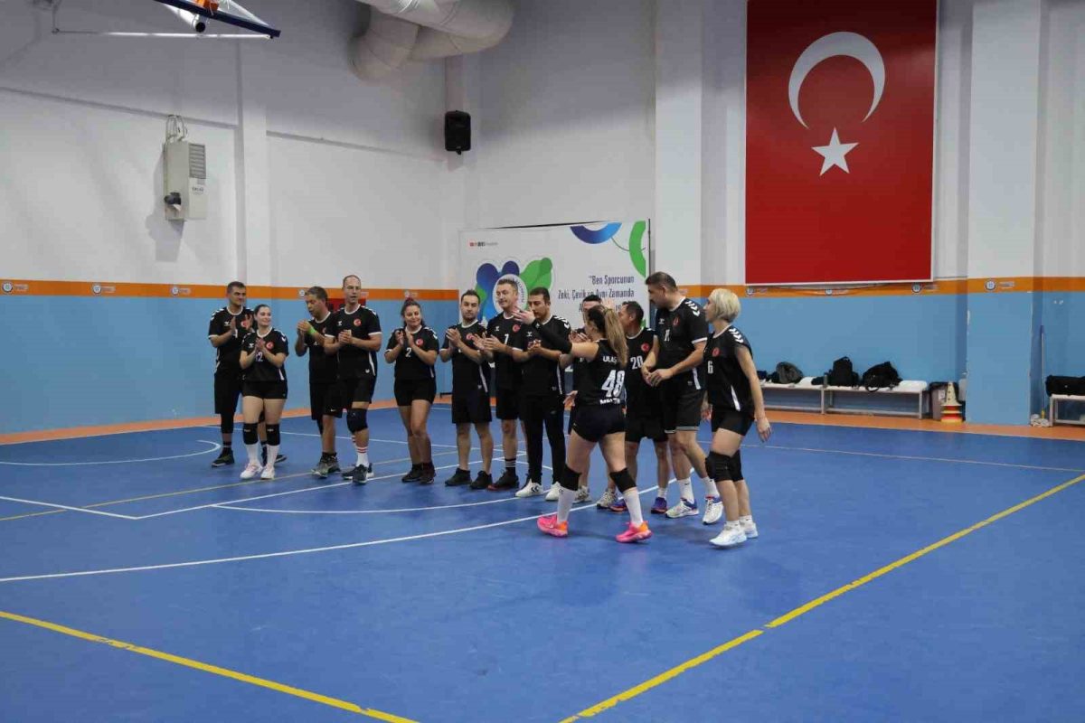 Cumhuriyet Kupası’nda büyükşehir personeli sahada buluştu - Foto 4