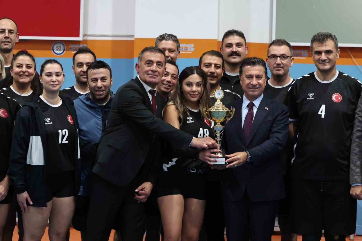 Cumhuriyet Kupası’nda büyükşehir personeli sahada buluştu - Foto 6