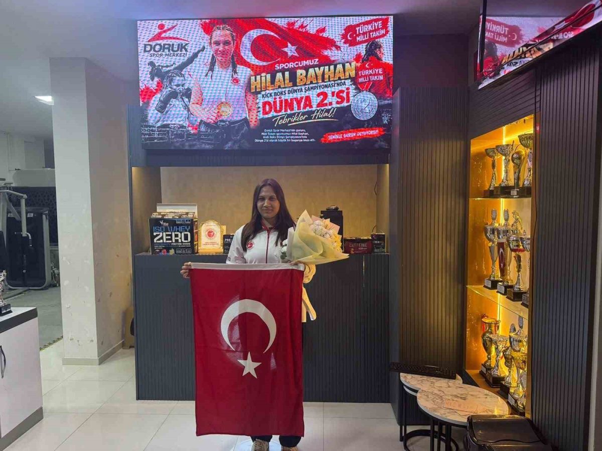 Dünya ikincisi Hilal Bayhan’a coşkulu karşılama - Foto 2