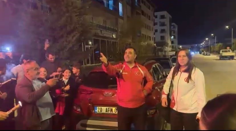 Dünya ikincisi Hilal Bayhan’a coşkulu karşılama - Foto 3