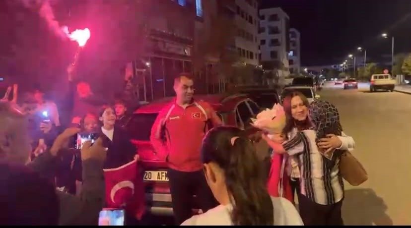 Dünya ikincisi Hilal Bayhan’a coşkulu karşılama - Foto 5