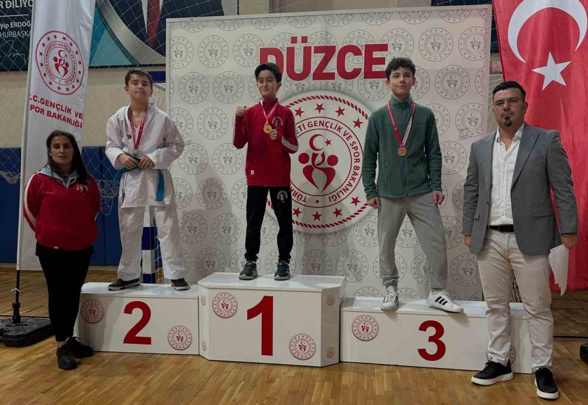 Düzce’de karate şampiyonasında 185 sporcu tatamiye çıktı - Foto 2