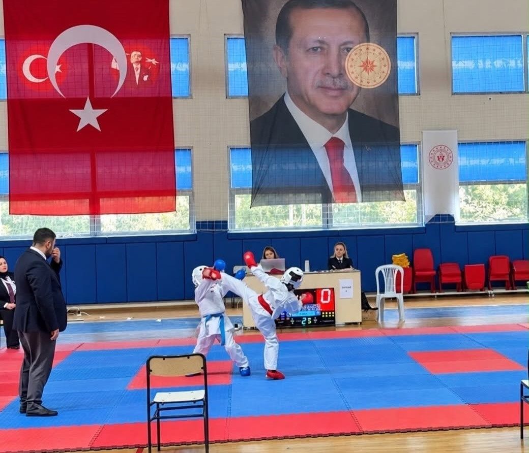 Düzce’de karate şampiyonasında 185 sporcu tatamiye çıktı - Foto 4