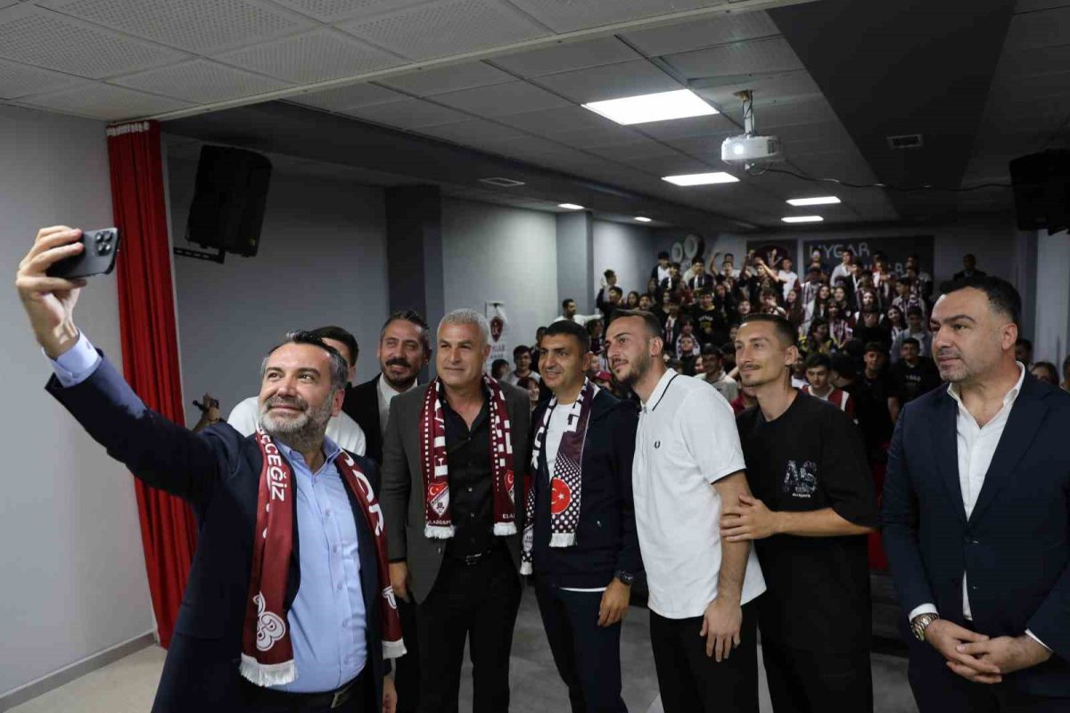 Elazığ’da tribünleri aratmayan okul buluşması: Meşale ve tezahüratlarla karşılandılar