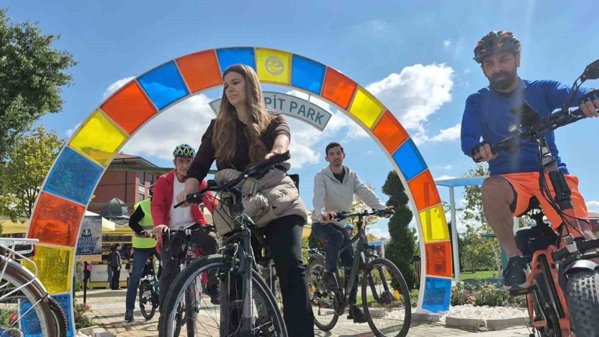 Eskişehir’de bisiklet tutkunları, ’Görünür ol güvende ol’ sloganıyla pedallara bastı - Foto 4