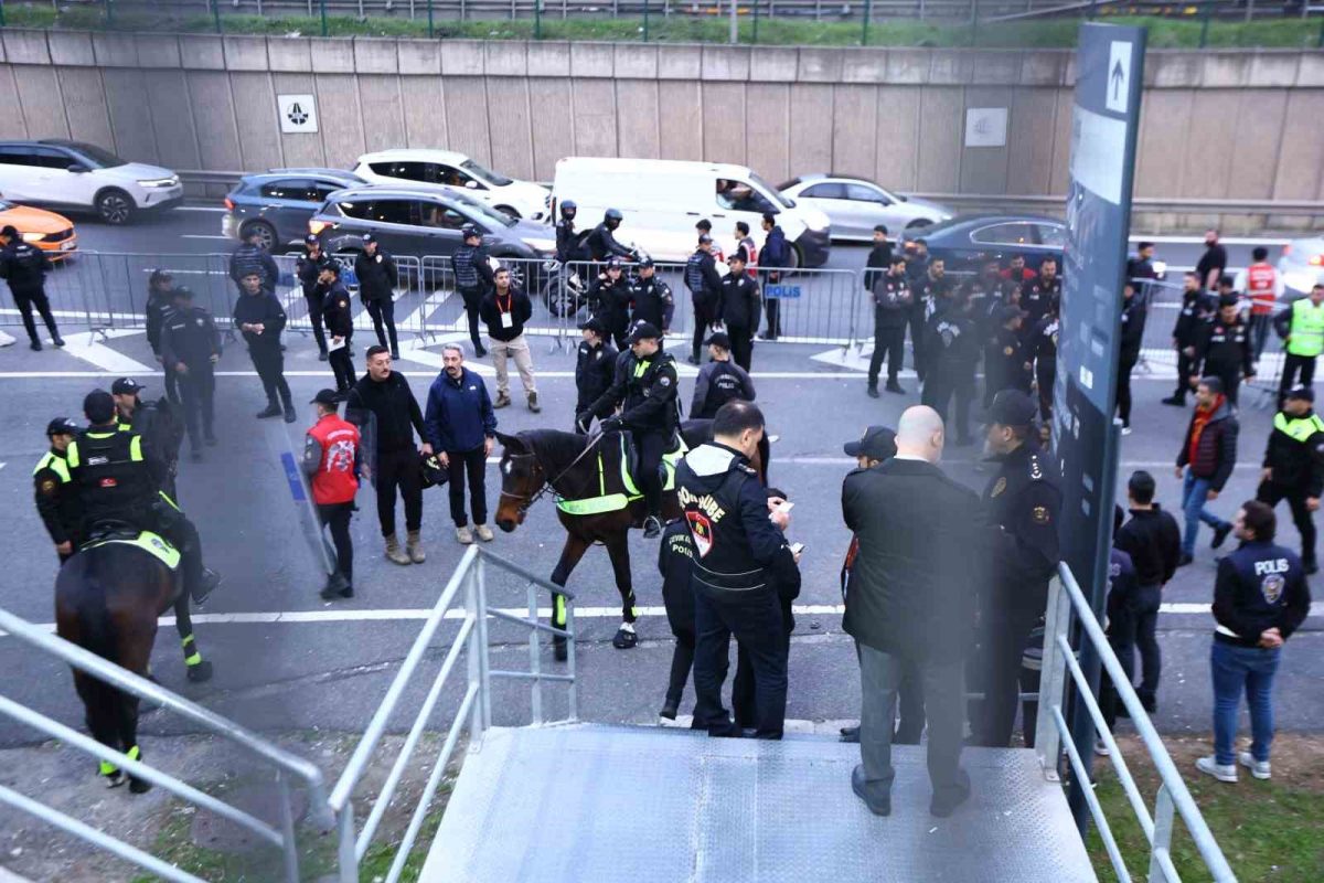 Fenerbahçe taraftarları, RAMS Park’a geldi - Foto 5