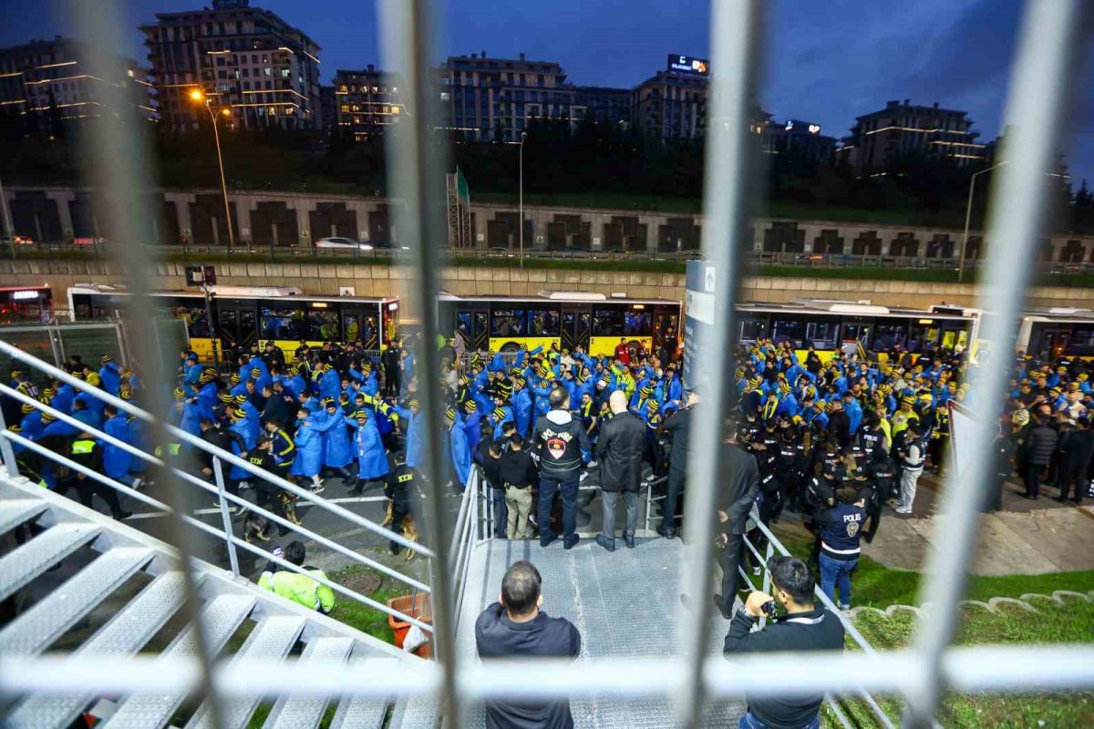 Fenerbahçe taraftarları, RAMS Park’a geldi - Foto 6