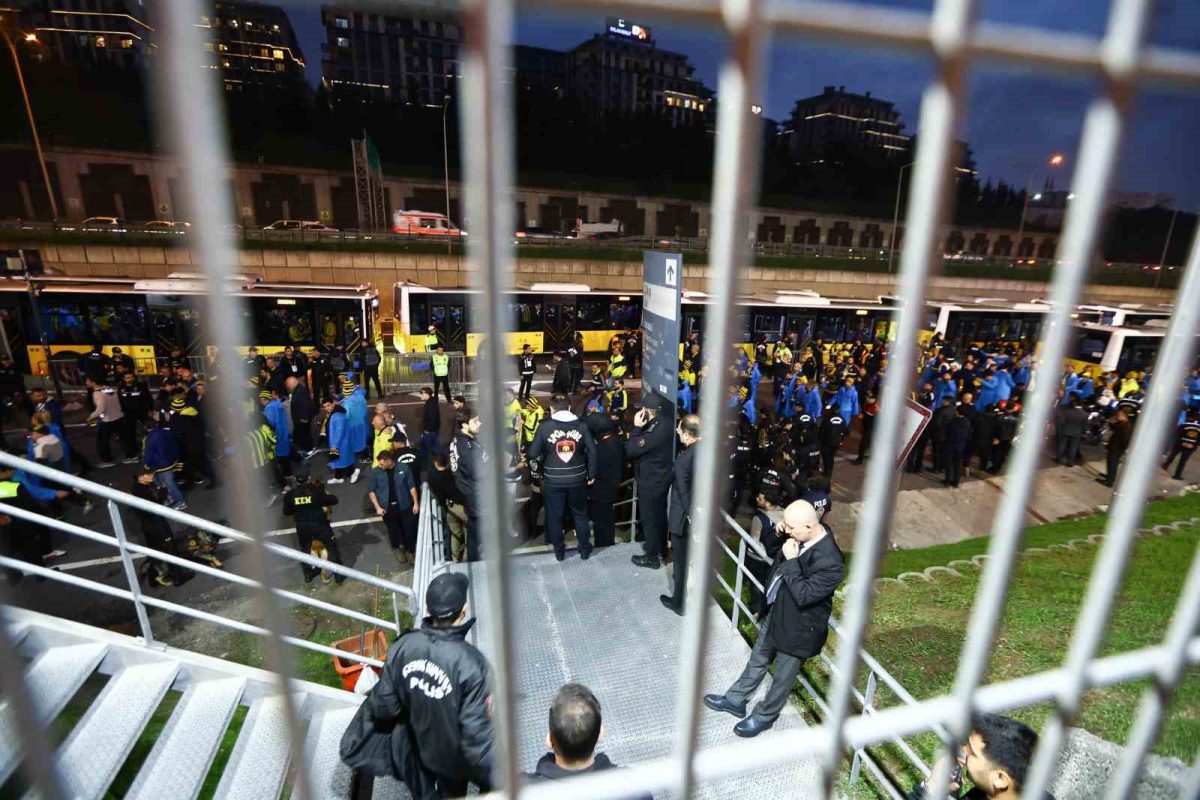 Fenerbahçe taraftarları, RAMS Park’a geldi - Foto 7