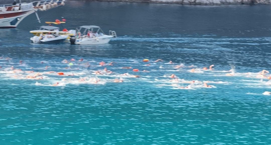 Fethiye’de bin 600 sporcu Ölüdeniz’e kulaç attı