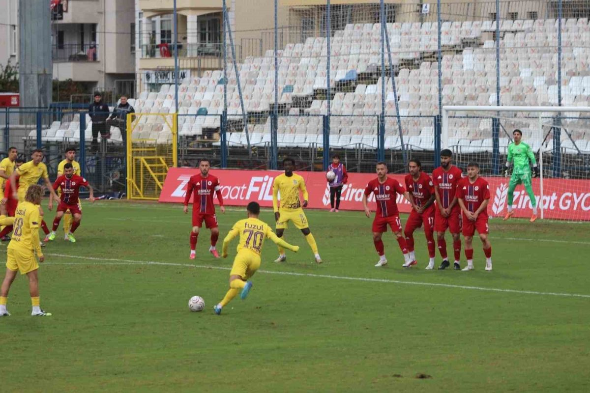 Fethiyespor - Eyüpspor maçı şiddetli yağışa takıldı - Foto 3