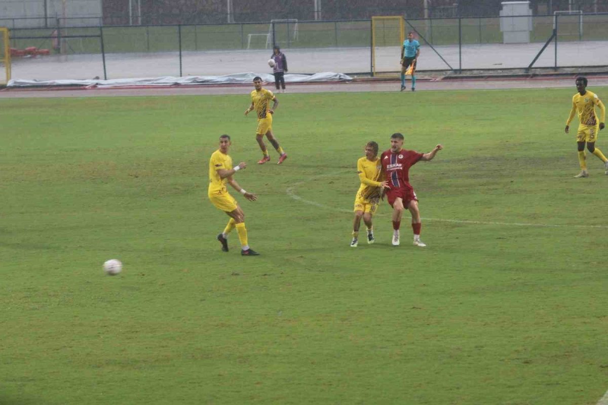 Fethiyespor - Eyüpspor maçı şiddetli yağışa takıldı - Foto 7