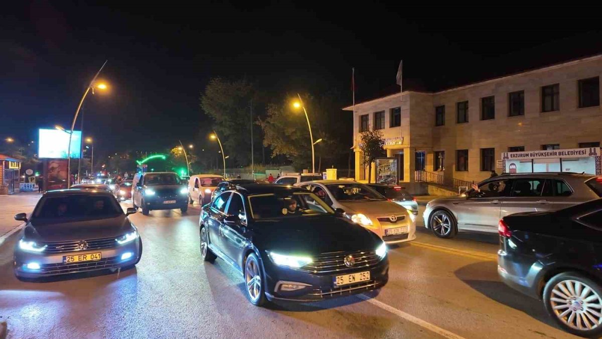 Galatasaray’ın derbi galibiyeti, Erzurum Cumhuriyet Caddesi’nde kutlandı