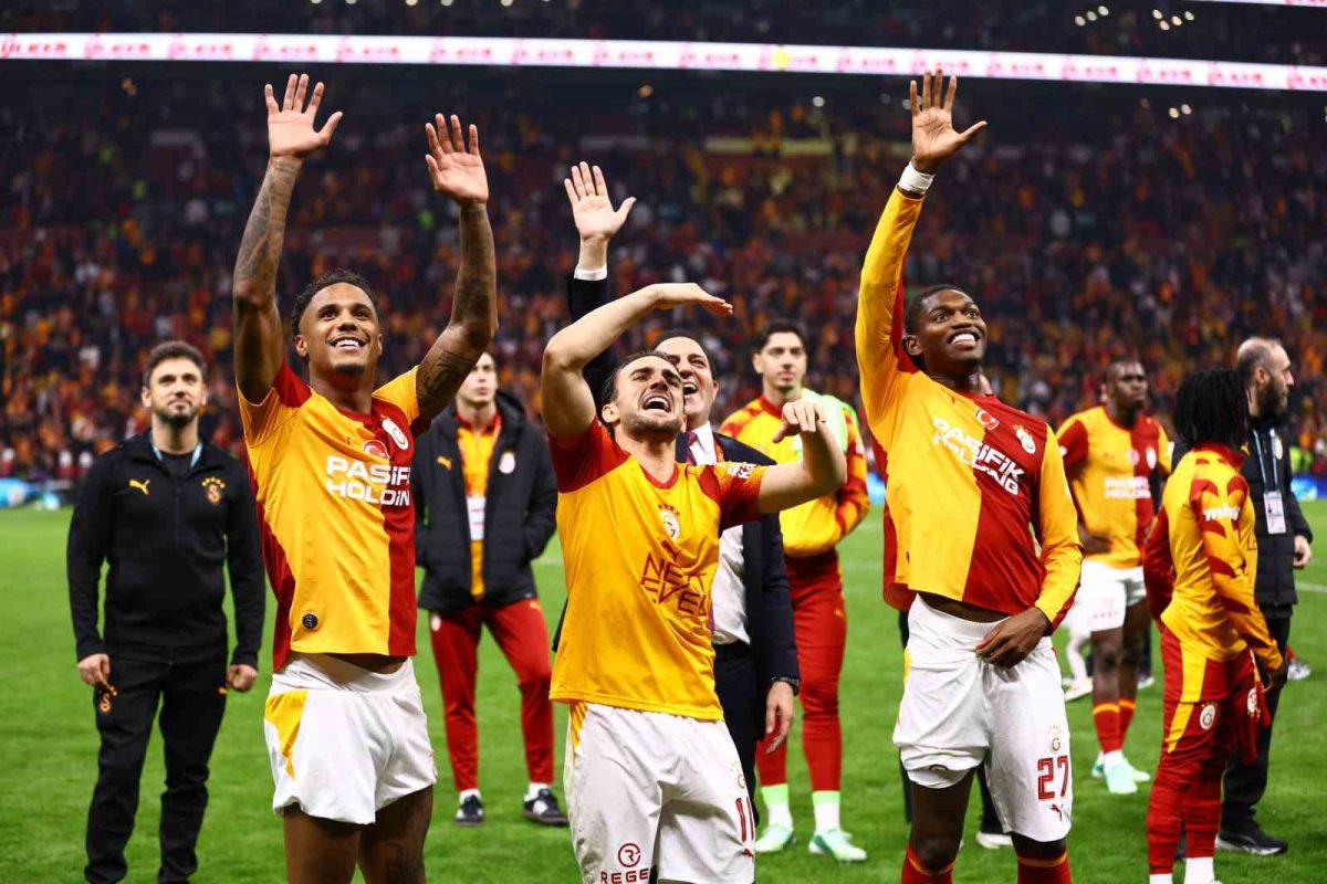 Galatasaraylı futbolcular galibiyeti taraftarıyla kutladı - Foto 2