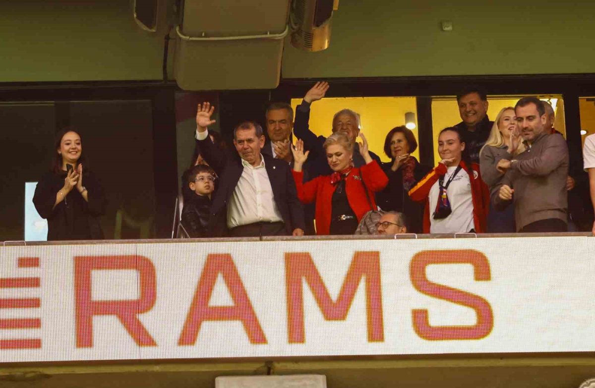 Galatasaraylı futbolcular galibiyeti taraftarıyla kutladı - Foto 3
