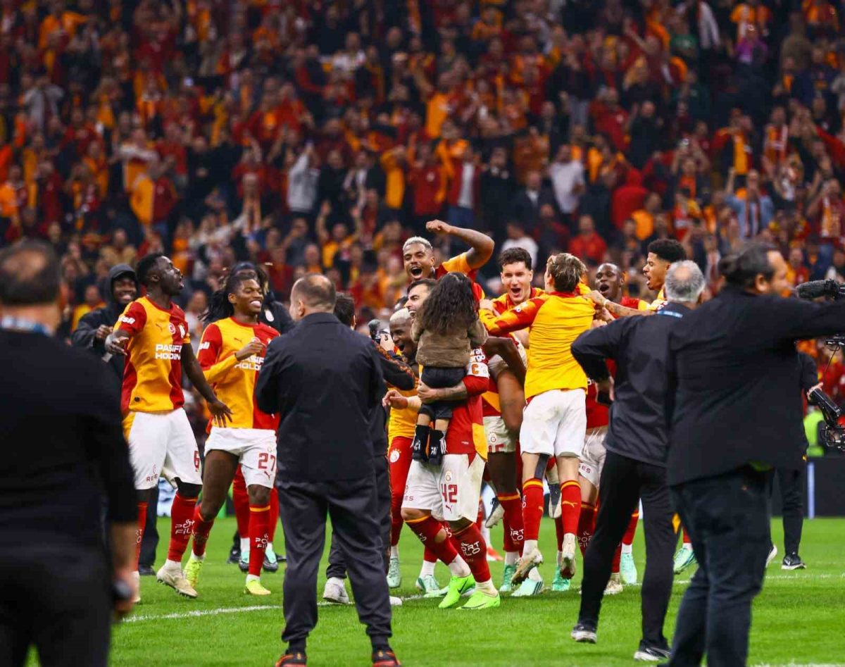 Galatasaraylı futbolcular galibiyeti taraftarıyla kutladı