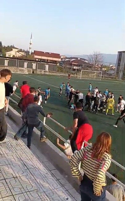 Karabük’te U17 maçında ortalık karıştı: Karşılaşma tatil edildi