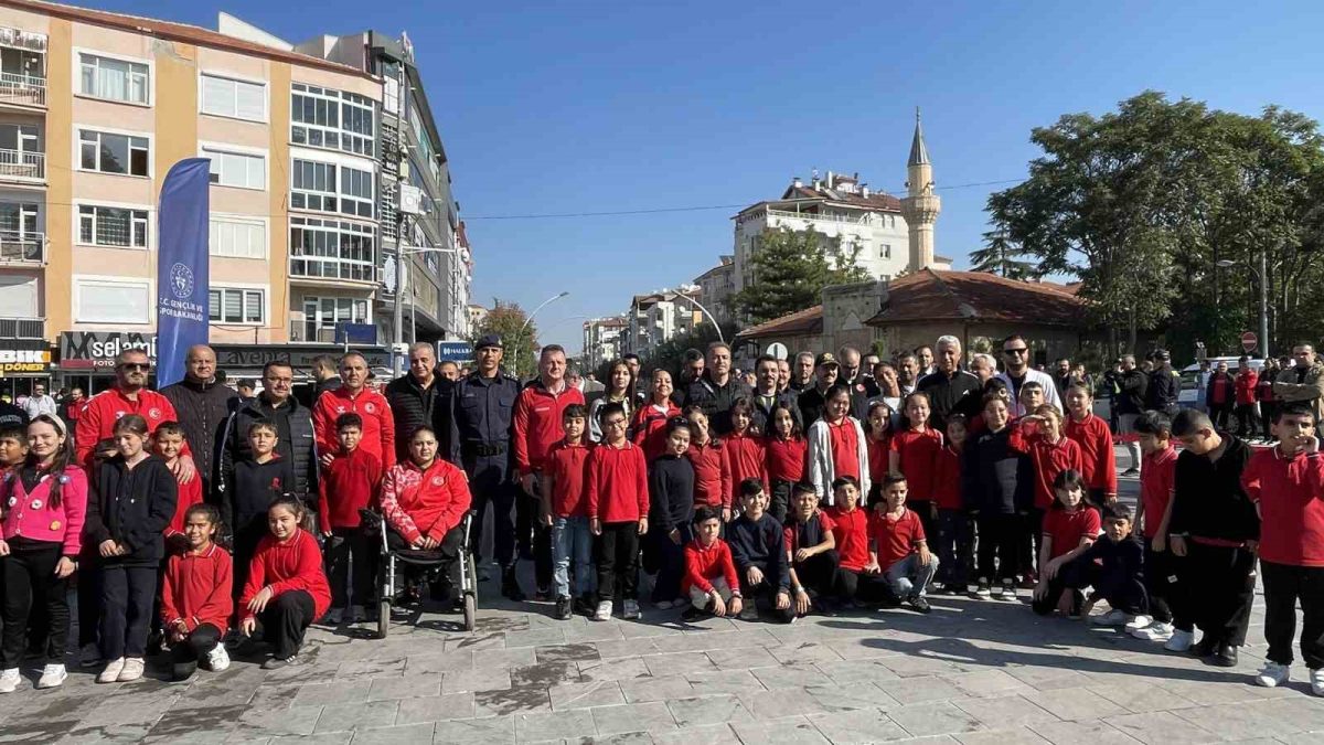 Karaman’da Amatör Spor Haftası etkinlikleri kortej yürüyüşüyle başladı - Foto 4