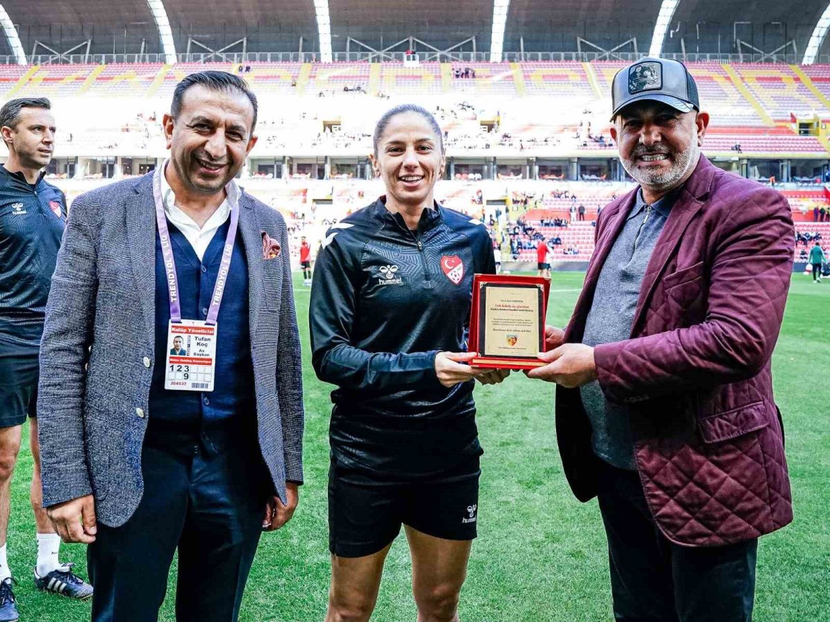 Kayserispor’dan hakem Asen Albayrak’a çiçekli destek