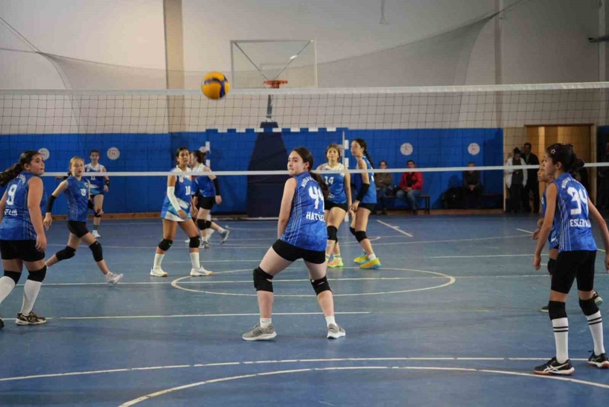 Muğla’da Cumhuriyet coşkusu voleybol sahasına taşındı - Foto 3