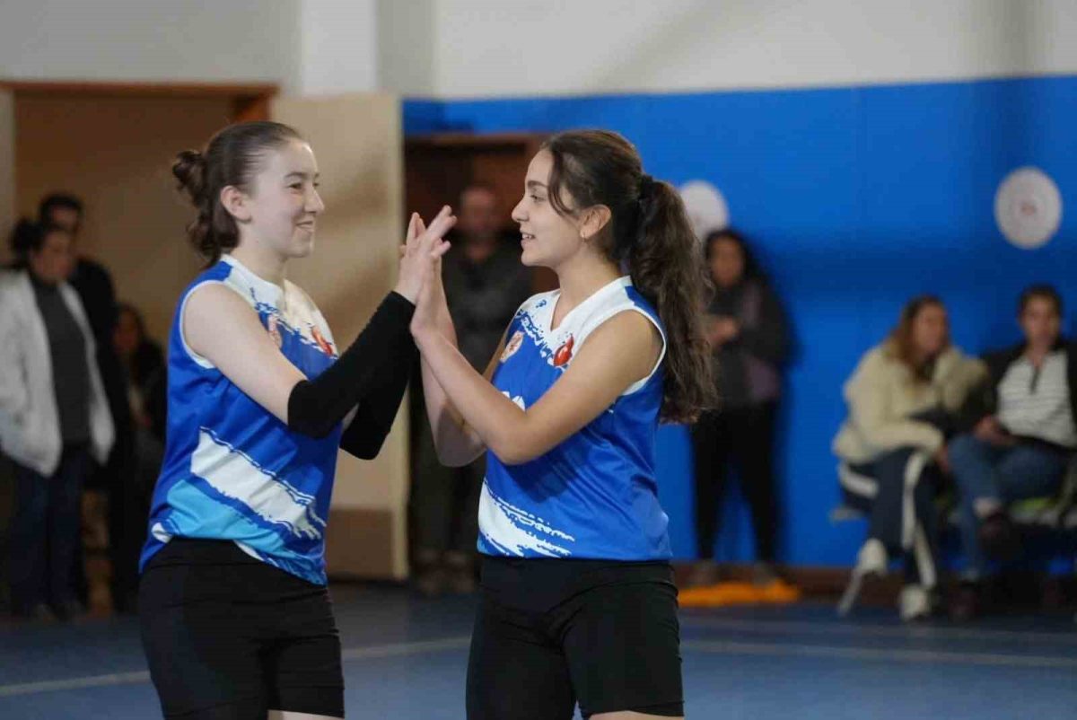 Muğla’da Cumhuriyet coşkusu voleybol sahasına taşındı - Foto 4