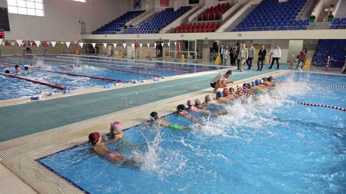 Nazilli’de çocuklar yüzme öğreniyor - Foto 3