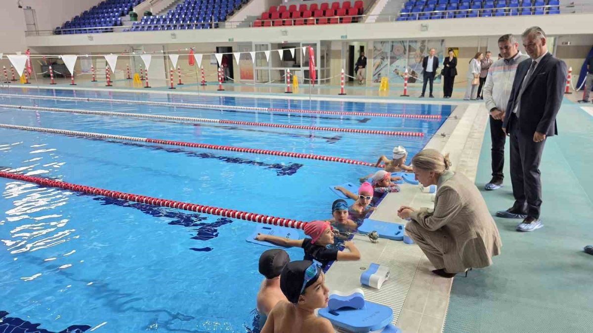 Nazilli’de çocuklar yüzme öğreniyor - Foto 4