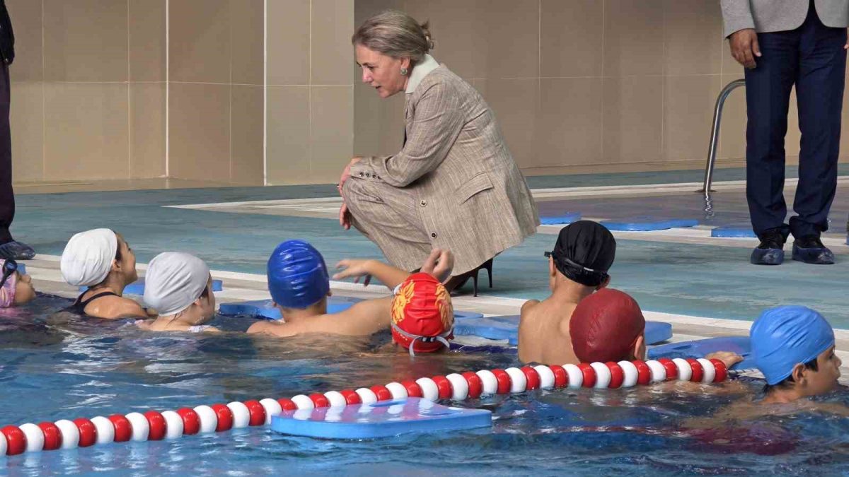 Nazilli’de çocuklar yüzme öğreniyor - Foto 6