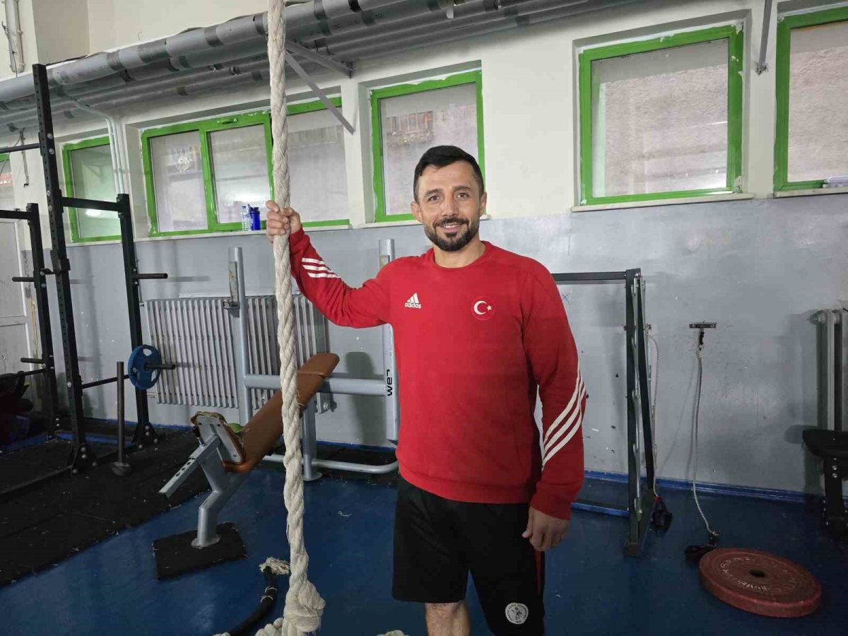 Partner bulamadı, öğrencileriyle hazırlandı; dünya üçüncüsü oldu