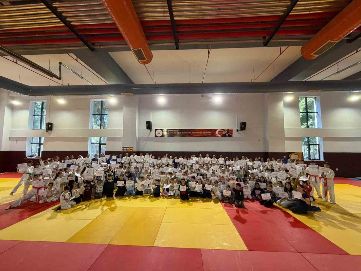 Salihli’de 300 judocu kemer atladı