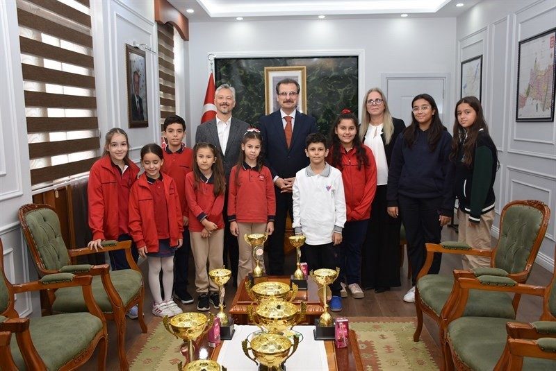 Şampiyonlar başarılarını Kaymakam Güldoğan ile paylaştı