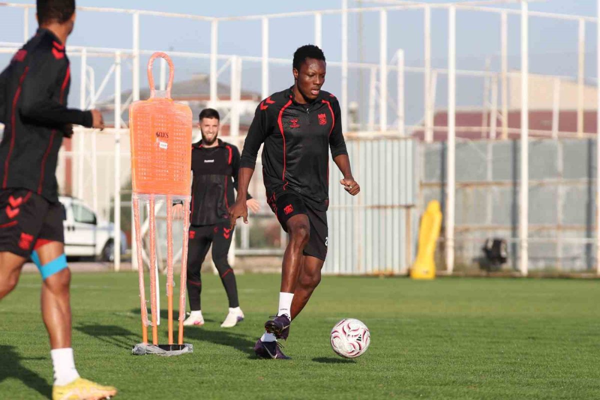 Sivasspor, Bandırmaspor maçı hazırlıklarını sürdürdü - Foto 4