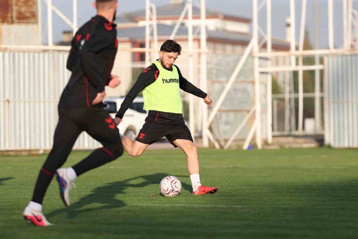 Sivasspor, Bandırmaspor maçı hazırlıklarını sürdürdü - Foto 6