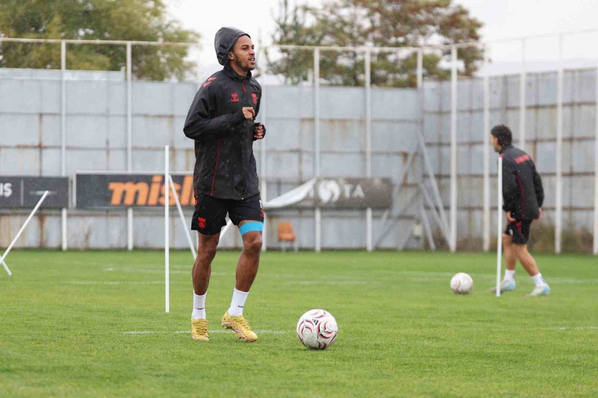 Sivasspor yağmur altında çalıştı - Foto 2
