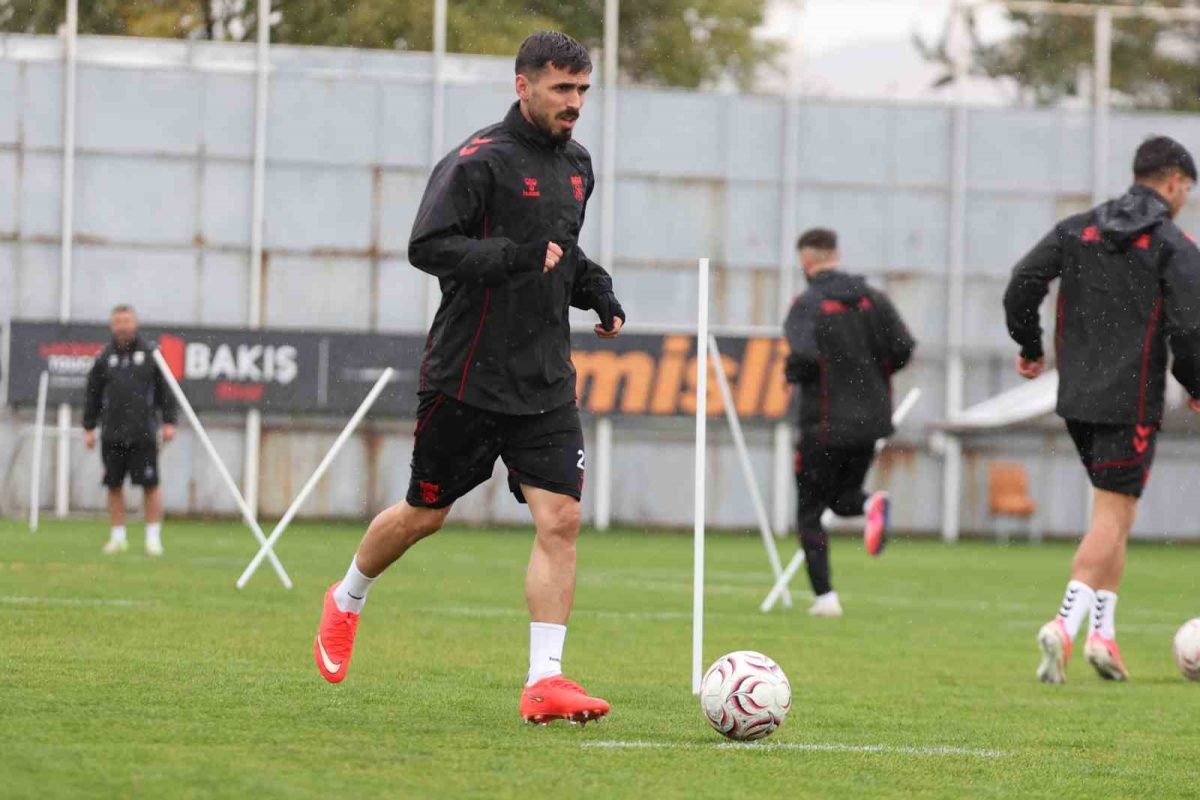 Sivasspor yağmur altında çalıştı - Foto 3