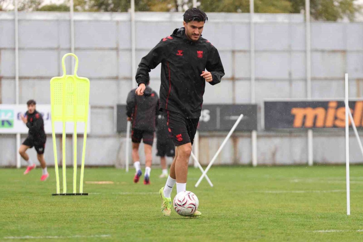 Sivasspor yağmur altında çalıştı - Foto 4