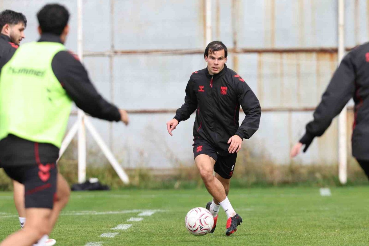 Sivasspor yağmur altında çalıştı - Foto 5