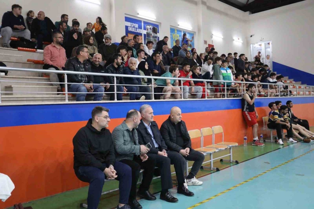Sokak basketbolunda şampiyonlar kupalarını aldı - Foto 3